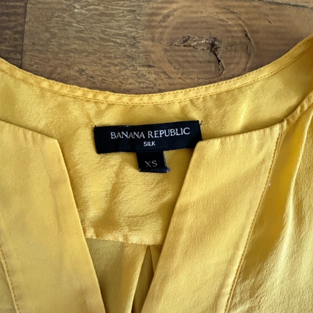 💖5 for $50💖BANANA REPUBLIC 100% silk pintuck yellow tunic top Business Casual - Picture 7 of 9